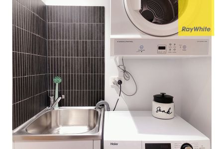 FULLY FURNISHED 1 BEDDER - Photo 2