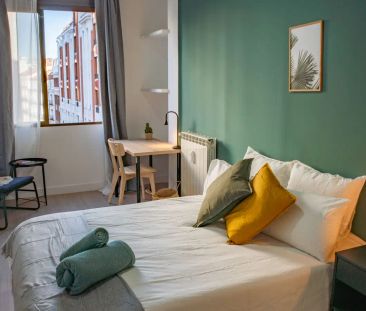 Room in a shared 5-bedroom apartment for rent in Universidad, all bills included - Photo 3