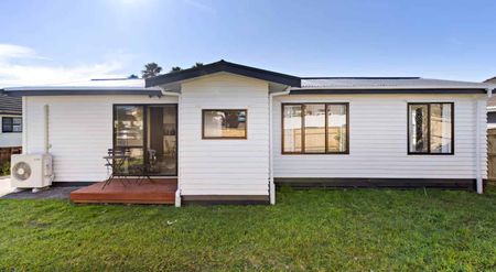 Lovely Three-Bedroom Home with Office - Photo 5