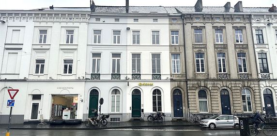 Duplex-penthouse met 3 slaapkamers te huur op het Sint-Pietersplein! - Photo 2