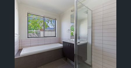 Private Court Living with Everyday Convenience in East Bendigo - Photo 4