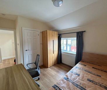 Room in a Shared House, Meadowside, SE9 - Photo 3
