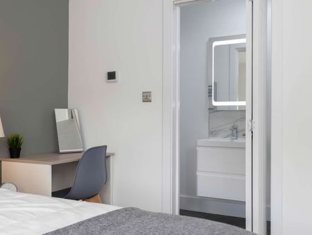 Burnell Avenue Room 8 - Photo 4