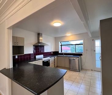 Newly renovated 3-bedroom, 2-Living room available - Photo 1