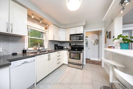 For Lease - 28 Irvington Crescent Unit# Main, Toronto, Ontario - Photo 2