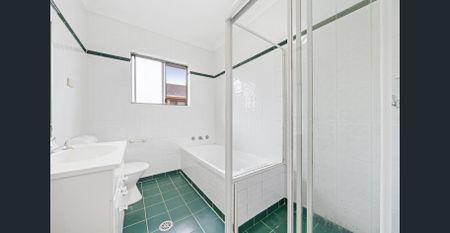 Large, well presented two bedroom unit. - Photo 5