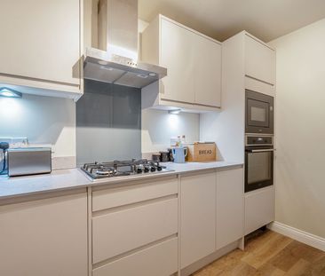 Ockford Road, Godalming, Surrey, GU7 - Photo 5