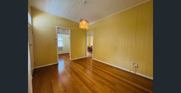 Cute Queenslander with lots of Charm - Part Furnished - Photo 1