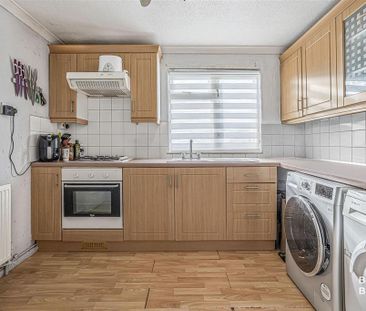 2 bedroom end of terrace house to rent - Photo 3