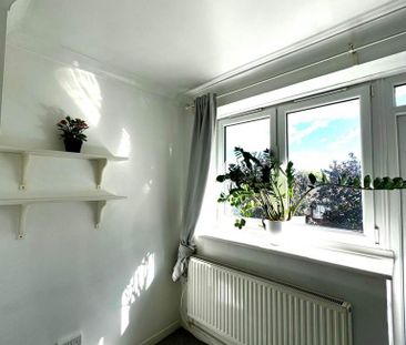 3 bedroom flat to rent - Photo 4