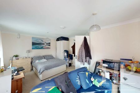 Commonwealth Drive, Crawley, RH10 - Photo 5