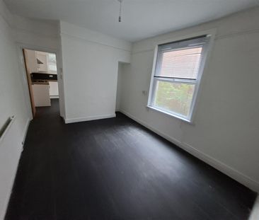 Howard Gardens, Cardiff - Photo 1