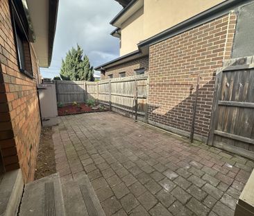 2 bedroom unit in the heart of Altona. - Photo 5