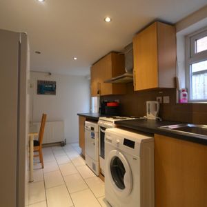 1 bedroom Flat To Let - Photo 2