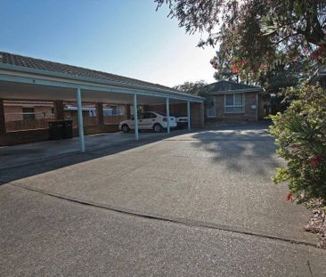 Refurbished private two bedroom villa with courtyard - Photo 1