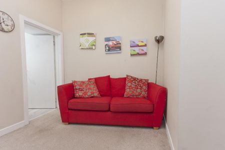 3 bedroom flat to rent - Photo 2