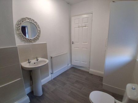 3 bedroom end of terrace house to rent - Photo 4