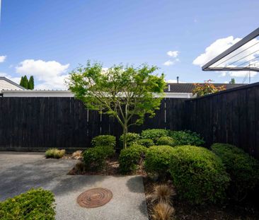 Beautifully Presented Executive Townhouse - Photo 6