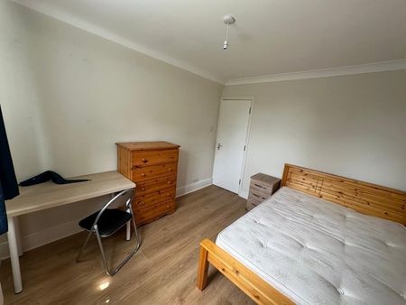 Room in a Shared House, Alma Road, SO14 - Photo 2