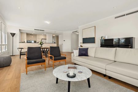 Exquisite Three-Bedroom Apartment within the Prestigious Marina East Complex - Photo 2