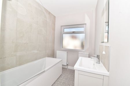 Kings Road, Walton-on-Thames, KT12 - Photo 2