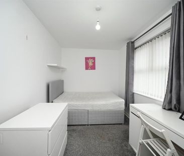 33 Olympia Drive, Belfast, BT12 6NG - Photo 4