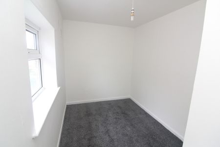 3 Bedroom Semi-Detached House - Photo 2