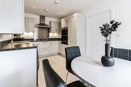 4 bedroom semi-detached house to rent - Photo 5