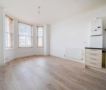 3 bedroom flat to rent - Photo 4