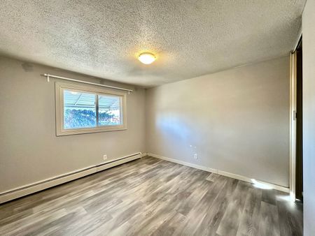 Killarney Manor 9108 127 Avenue NW - Photo 3