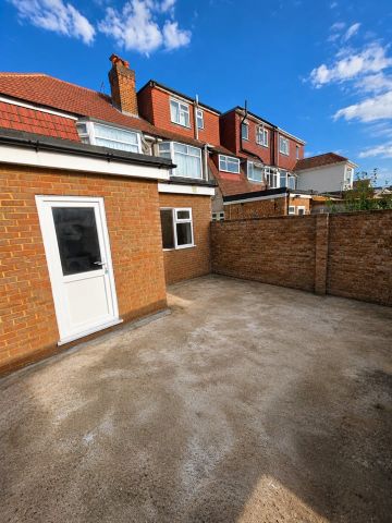 2 Bed Flat, Catherine Gardens, TW3 - Photo 5