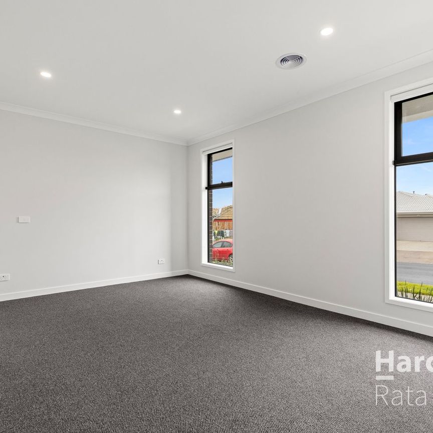 Where Contemporary Design Meets Family Comfort - Photo 1