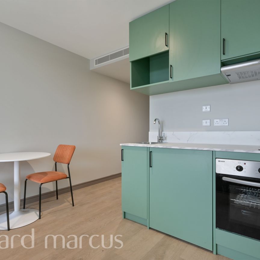 Victoria Road, Feltham - Photo 1
