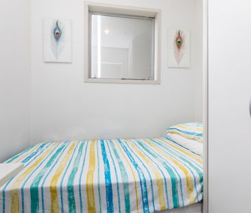 Furnished 4 Bedroom - carpark available - Photo 1