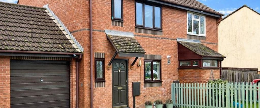 3 bedroom semi-detached house to rent - Photo 1