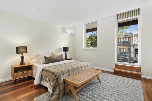 Multilevel Family Home with Sweeping City and Harbour Bridge Views - Photo 1