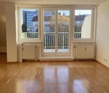 Tolle Dachgeschoßwohnung mit Süd-Terrasse! - Photo 2