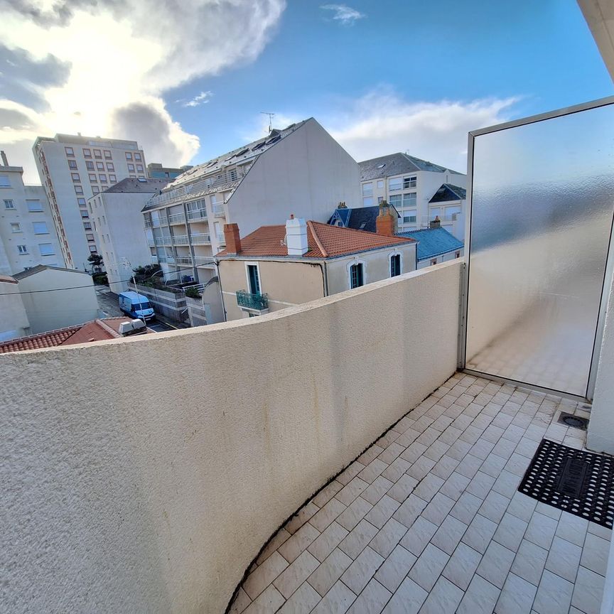 Location Appartement 2 pièces 53m² LES SABLES D OLONNE 85100 - Photo 1