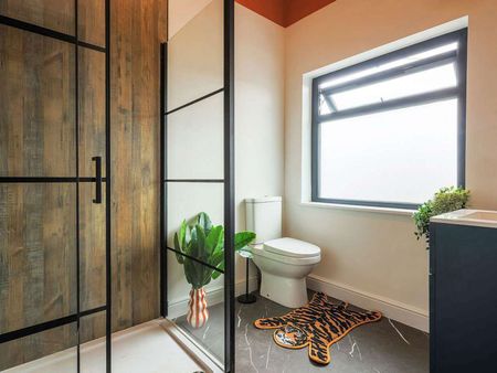 Newley refurbished property close to UHW Room 1 - Photo 2