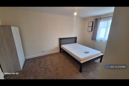 1 bedroom in a flat share to rent - Photo 2
