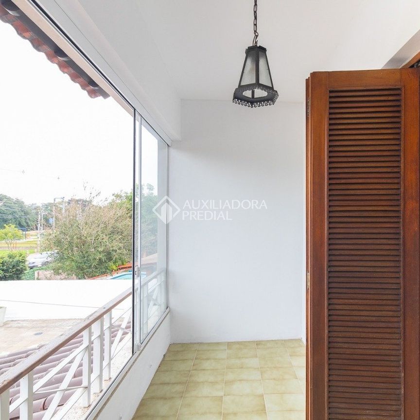 Casa com 4 quartos e 260m² para alugar em Serraria, Porto Alegre. - Foto 1