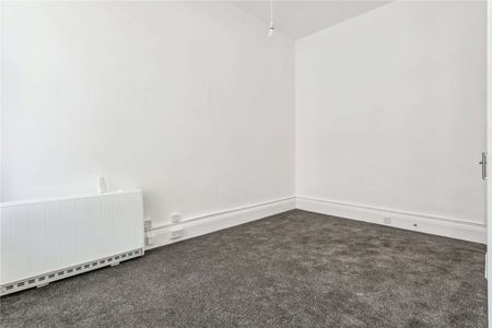 Raised ground floor studio flat in a great location - Photo 3