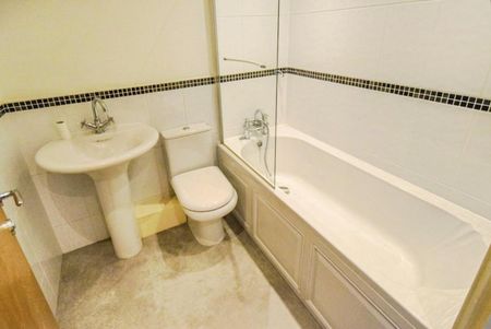 2 bedroom Flat To Let - Photo 2