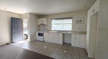 Spacious Family Townhouse in the Heart of Ranui - Photo 3