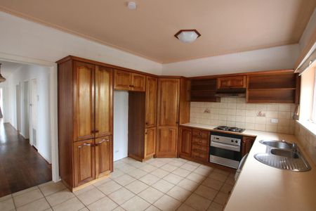 Spacious 3-Bedroom Home in Prime Keilor Park Location! - Photo 5