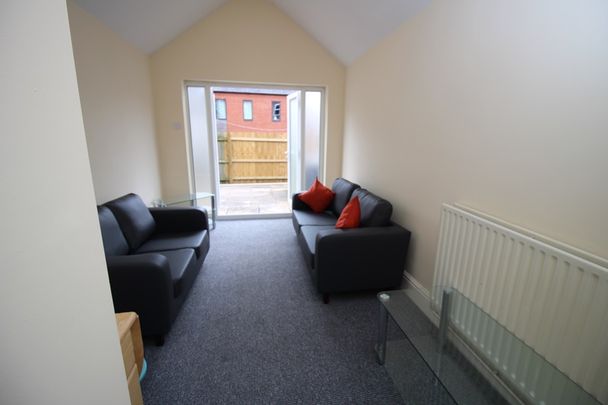 98 Newland Street West - Photo 1