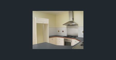 Charming Central Geelong Home – Walk to CBD, Waterfront & Stadium - Photo 3