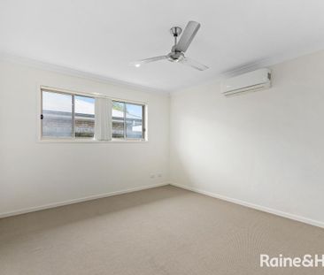 Modern Four Bedroom Family Home with Additional Lounge Area - Photo 5