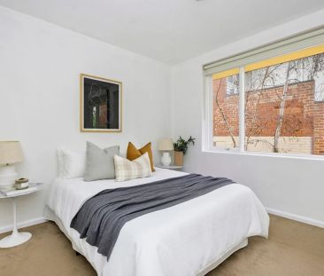 Charming Boutique Apartment with Private Courtyard Appeal - Photo 3