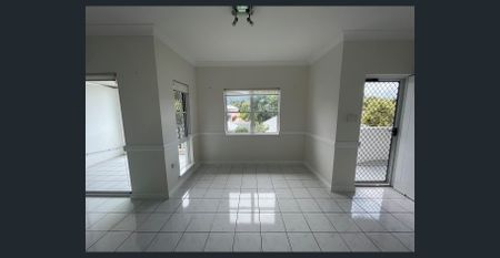 Bright and Breezy Top-Floor Apartment - Photo 2